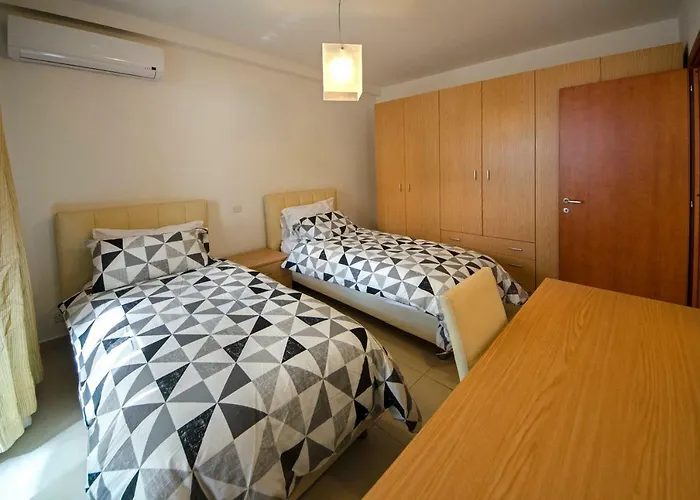 Modern Stylish - 2 Bedroom & 2 Bathroom - Spinola Bay, St Julians *